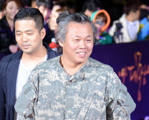 김기덕(영화감독)
김 감독은 지난 7일 오후 서울 관화문 프레스센터 국제회의장에서 열린 제32회 영평상 시상식에서 참석했다. 이날 김 감독의 영화 ‘피에타’는 최우수작품상을 비롯해 감독상(김기덕)에 여우주연상(조민수), 국제영화비평가연맹 한국본부상을 받아 4관왕에 올랐다.
