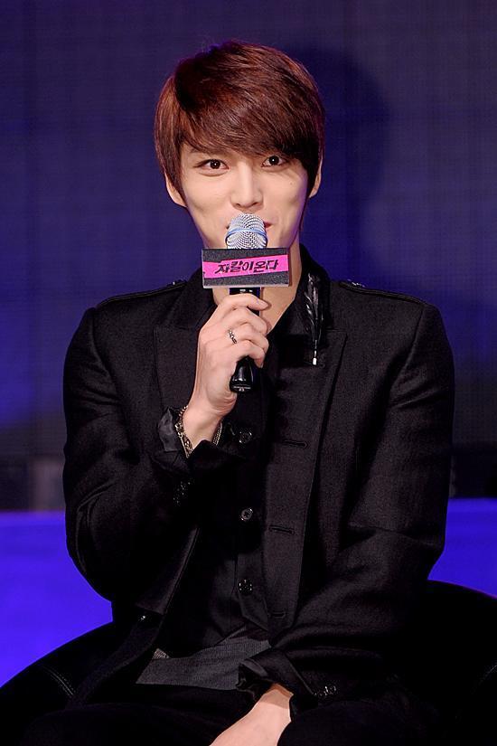 김재중(배우/가수/JYJ)
JYJ의 김재중이 관객들에게 자장면을 쏘겠다는 흥행 공약을 내걸었다.
김재중은 11월 8일 서울 롯데시네마 건대입구점에서 열린 영화 ’자칼이 온다’ (감독 배형준) 언론배급시사회에 참석해 취재진과만났다.