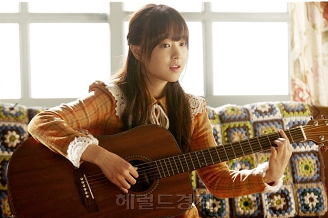 박보영(배우),송중기(배우)
박보영은 최근 한 매체와의 인터뷰에서 “열애설로 송중기의 인기를 실감했다”라며 “송중기와 정말 친한 사이다”라고 말했다. 특히 “소속사 대표와 송중기가 친해서 더욱 친해졌다”며 “송중기와는 남매 같은 사이”라고 강조해 열애설을 일축했다.