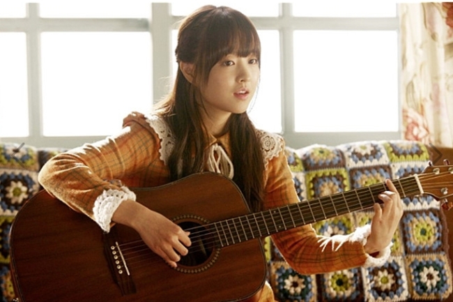 박보영(배우),송중기(배우)
박보영은 최근 한 매체와의 인터뷰에서 “열애설로 송중기의 인기를 실감했다”라며 “송중기와 정말 친한 사이다”라고 말했다. 특히 “소속사 대표와 송중기가 친해서 더욱 친해졌다”며 “송중기와는 남매 같은 사이”라고 강조해 열애설을 일축했다.