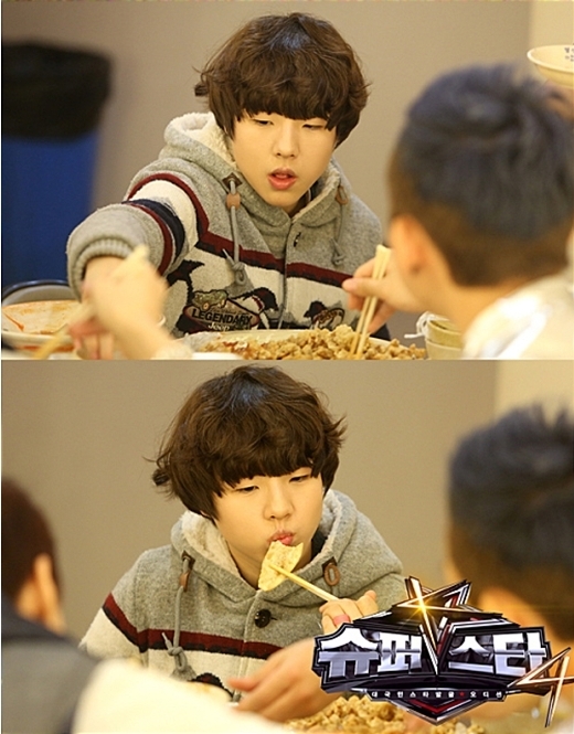 유승우(화제인물)
유승우의 군만두 폭풍흡입 장면이 포착됐다. 8일 Mnet ‘슈퍼스타K4’는 공식 미투데이를 통해 “비공개 사진, 유승우 ”형~군... 정도다. 유승우의 군만두 폭풍흡입 사진을 접한 네티즌들은 “진짜 애기같이 생겼다”, “남자 아이유같다”, “군만두 먹는게 너무 귀엽잖아”, “초코송이 머리가 돋보이네”, “완전...