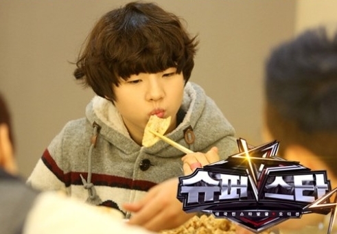 유승우(화제인물)
유승우의 군만두 폭풍흡입 장면이 포착됐다. 8일 Mnet ‘슈퍼스타K4’는 공식 미투데이를 통해 “비공개 사진, 유승우 ”형~군... 정도다. 유승우의 군만두 폭풍흡입 사진을 접한 네티즌들은 “진짜 애기같이 생겼다”, “남자 아이유같다”, “군만두 먹는게 너무 귀엽잖아”, “초코송이 머리가 돋보이네”, “완전...
