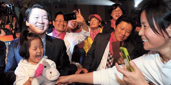 안철수(기업인/교수)
Independent Ahn Cheol-soo mingles with the members of his fan club Happys at KINTEX exhibition center in Goyang, Gyeonggi Province, on Nov. 3. (Yonhap News)