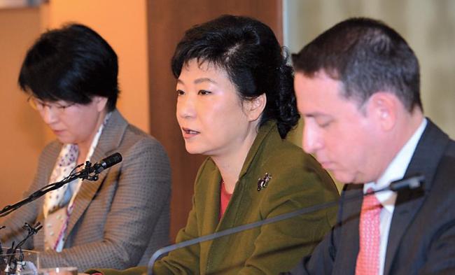 Saenuri Party presidential candidate Park Geun-hye speaks at a meeting with foreign correspondents in Seoul on Thursday. (Yonhap News)