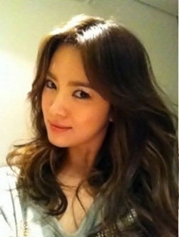 송혜교(배우)
최근 송혜교가 광고 출연료 전액을 중국의 초등학교 설립에 기부했다는 소식이 알려져 네티즌의 관심을 끌고 있다.
앞서 송혜교는 두산그룹 공익캠페인 광고 모델로 출연하며 “아이들만큼은 더 큰 미래를 약속해주는 것은 없다”며 “아이들의 미래다”라는 희망의 메시지를 전하기도 했다.