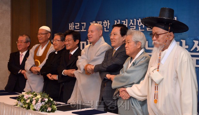 9일 오전 서울 플라자호텔에서 중앙선관위주최로 7대종단지도자들이 모여 바르고 깨끗한 선거를 위한 간담회를 열어 대국민호소문을 발표하고 있다. 호소문에는 12월 대선을 통해 국민이 희망과 꿈을 갖고 밝은 미래로 나아갈 수 있도록 기대하고, 종교지도자들도 공명정대한 선거가 되도록 노력하겠다는 내용이 담겨 있다.<br />이상섭 기자. babtong@heraldcorp.com 2012.11.09
