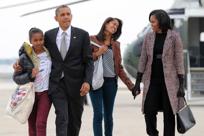 사샤 오바마(좌부터/Sasha Obama/미국대통령 버락오바마 딸),버락 오바마(Barack Obama/정치인/미국대통령),말리아 오바마(Malia Obama/미국대통령 버락오바마 딸),미셀 오바마(Michelle Obama/변호사/미국영부인)
U.S. President Barack Obama, first lady Michelle Obama and their daughters Malia and Sasha borad Air Force One at Chicago O’Hare International Airport in Chicago on Wednesday.   AFP-Yonhap News