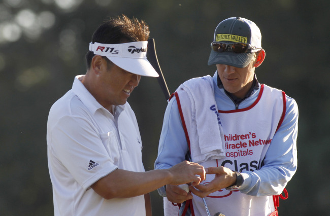 찰리위(Charlie Wi/위창수/골프선수)
Charlie Wi (left) hands the ball to his caddie, Mark Urbanek, after finishing his first round of the Children’s Miracle Network Hospitals Classic golf tournament in Lake Buena Vista, Florida, Thursday.   AP-Yonhap News