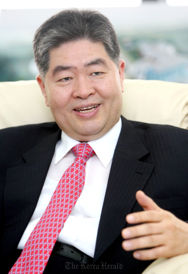 김영훈(기업인/대성그룹 회장)
김영훈<사진> 대성그룹 회장이 에너지 관련 세계 최대 민간단체인 세계에너지협의회(WEC) 공동의장으로 선출됐다.
김 회장은 8일(현지시간) 모나코 몬테카를로에서 열린 WEC 연차총회에서 압도적 지지로 공동의장에 올랐다. 이번 총회에서는 공동의장제를 신설, 공동의장이 앞으로 3년간 의장과 함께 WEC를 이끈 다음 2016년부터 다시 3년간 의장에 올라 WEC를 책임지도록 규정을 변경했다.
Kim Young-hoon, chairman of Daesung Group
Kim Young-hoon, chairman of Daesung Group.   The Korea Herald