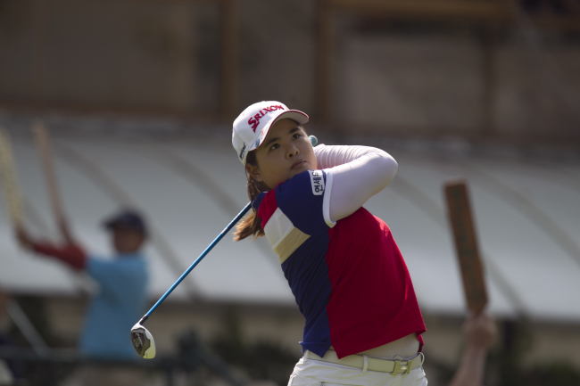 <YONHAP PHOTO-0080> South Korea's Inbee Park watches her shot after she tees off on the first hole during the third day of the LPGA Lorena Ochoa Invitational at the Guadalajara Country Club in Guadalajara, Mexico, Saturday, Nov. 10, 2012. (AP Photo/Bruno Gonzalez)/2012-11-11 06:29:28/ <저작권자 ⓒ 1980-2012 ㈜연합뉴스. 무단 전재 재배포 금지.>
Korea’s Park In-bee tees off on the first hole on Saturday.   AP-Yonhap News