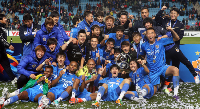 <YONHAP PHOTO-1114> 아시아 챔프의 함박웃음 (울산=연합뉴스) 배정현 기자 = 10일 울산문수경기장에서 열린 AFC 챔피언스리그 결승전 울산-알 아흘리의 경기. 3-0으로 승리해 우승컵을 거머쥔 울산 선수들이 트로피를 들고 환호하고 있다. 2012.11.10 doobigi@yna.co.kr/2012-11-10 22:33:41/ <저작권자 ⓒ 1980-2012 ㈜연합뉴스. 무단 전재 재배포 금지.>
Ulsan players celebrate their AFC club title on Saturday.   Yonhap News