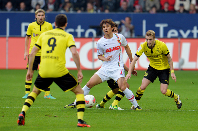 Augsburg’s Koo Ja-cheol controls the ball against Dortmund on Saturday.   AP-Yonhap News