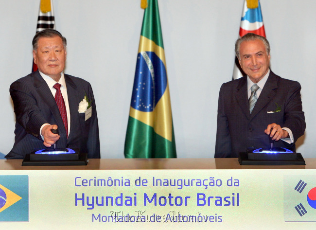 Hyundai Motor chairman Chung Mong-koo (left) and Brazilian Vice President Michel Temer turn on the carmaker’s manufacturing plant in Piracicaba, Sao Paulo, over the weekend.   Hyundai Motor Group