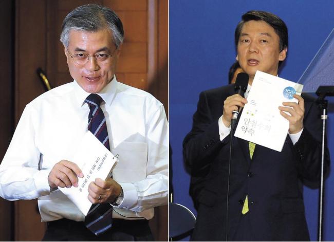 Democratic United Party presidential nominee Moon Jae-in (left) and independent candidate Ahn Cheol-soo announce their campaign pledges
Sunday. (Yonhap News, Ahn Hoon/The Korea Herald)