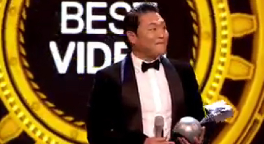 싸이(박재상/가수)
싸이의 ‘강남스타일’이 한국 가수 사상 최초로 MTV 유럽 뮤직 어워드(EMA) ‘베스트 비디오(Best Video)’를 수상했다.
유럽 프로모션 중인 싸이는 12일(한국 시간) 독일 프랑크푸르트에서 개최된 2012 MTV 유럽 뮤직 어워드에서 ‘베스트 비디오’ 부문 트로피를 거머쥐었다. 또한 싸이는 한국 가수 최초로 본 시상식 무대에서 공연을 펼치는 기록도 남겼다