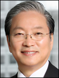 조재홍(금융인/KDB생명 사장)
이 가을에 좋은 책 읽으며, 내가 그 속으로 들어가면, 그것이 또 하나의 기쁨 아닌가 싶습니다. 오디세이아의 마지막 장면은, 죽은 구혼자의 친지들이 오디세우스를 공격해 옵니다만, 구름을 모으는 제우스와 그의 딸 아테네가 인간의 마음 속에서 원한을 없애버림으로 모두 화해하는 것으로 끝이 납니다. 인간의 은원(恩怨)을 근간으로 전개 되던 대하 스토리가, 종래에는 신의 의지대로 전쟁과 다툼을 버리고 평화롭게 끝나는 모습을 보면서, 이념과 집단과 분열의 갈등을 치유하는 방법도 깨닫게 되었습니다.