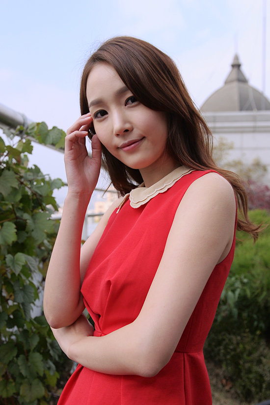 유설아(배우)
지난 2006년 영화 ‘스승의 은혜’를 통해 연기자로 데뷔한 배우 유설아는 아직도 많은 사람들에겐 ‘신인 배우’다. 그가 많은 작품에 출연하지 않았던 터라 그를 보는 팬들은 언제나 새로운 느낌을 받곤 한다.
“기대주라는 말을 이제는 즐기고 있어요. ‘신인배우’라는 말 자체가 저를 보는 분들이 새롭게 느끼는 거잖아요. 그동안 많은 작품을 한 것이 아니라서 이렇게 관심 가져 주는 게 좋아요.”