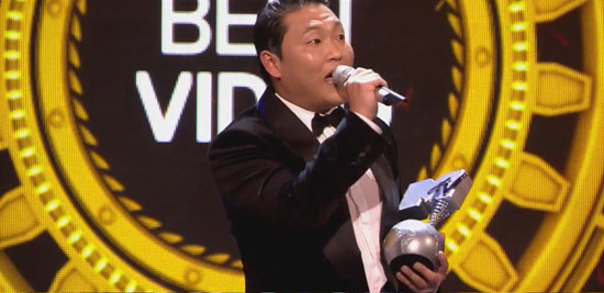 싸이(박재상/가수)
싸이의 ‘강남스타일’이 한국 가수 사상 최초로 MTV 유럽 뮤직 어워드(EMA) ‘베스트 비디오(Best Video)’를 수상했다.
유럽 프로모션 중인 싸이는 12일(한국 시간) 독일 프랑크푸르트에서 개최된 2012 MTV 유럽 뮤직 어워드에서 ‘베스트 비디오’ 부문 트로피를 거머쥐었다. 또한 싸이는 한국 가수 최초로 본 시상식 무대에서 공연을 펼치는 기록도 남겼다