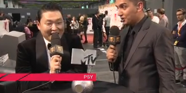 싸이(박재상/가수)
싸이의 ‘강남스타일’이 한국 가수 사상 최초로 MTV 유럽 뮤직 어워드(EMA) ‘베스트 비디오(Best Video)’를 수상했다.
유럽 프로모션 중인 싸이는 12일(한국 시간) 독일 프랑크푸르트에서 개최된 2012 MTV 유럽 뮤직 어워드에서 ‘베스트 비디오’ 부문 트로피를 거머쥐었다. 또한 싸이는 한국 가수 최초로 본 시상식 무대에서 공연을 펼치는 기록도 남겼다