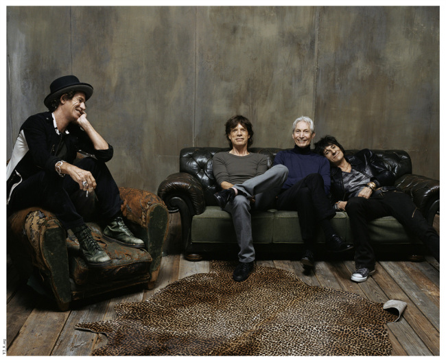 롤링스톤스(The Rolling Stones/가수)
밴드 롤링스톤스(The Rolling Stones)의 결성 50주년 기념 베스트 앨범 ‘GRRR!’이 12일 발매됐다.
1962년 결성 즉시 시대의 저항적 태도와 동의어로 자리잡아 ‘록의 교과서이자 정석’이라고도 불리는 밴드 롤링스톤스의 이번 베스트 앨범은 믹 재거의 큰 입과 혀를 형상화해 만든 유명한 혓바닥 로고를 이용해 디자인한 커버의 모습이 처음부터 보는 이의 눈을 사로잡는다.