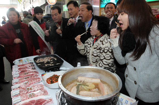 전국적으로 구제역이 확산되고 있는 가운데 국내산 축산물 소비 촉진을 위한 돼지고기 시식회가 열려 관심을 끌었다. 29일 서울 양천구 신월동 신영시장 내 농협안심축산물전문점에서 시민들이 보쌈, 수육, 삼겹살 등 돼지고기를 시식하고 있다.
전국적으로 구제역이 확산되고 있는 가운데 국내산 축산물 소비 촉진을 위한 돼지고기 시식회가 열려 관심을 끌었다. 29일 서울 양천구 신월동 신영시장 내 농협안심축산물전문점에서 시민들이 보쌈, 수육, 삼겹살 등 돼지고기를 시식하고 있다.