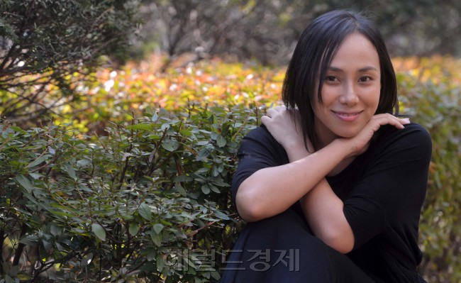 소냐(김손희/가수/뮤지컬배우)
소냐에겐 혼혈이란 단어와 어린 시절 과거가 늘 함께 했었다. 현재보다 과거가 더 주목받았던 때가 있었고 그 과거를 뛰어넘어 지금의 그를 만든 것이 바로 뮤지컬이었다.
올해도 뮤지컬 ‘마리아 마리아’, ‘삼총사’, ‘잭더리퍼’에 출연했고 최근엔 뮤지컬 ‘아이다’의 주인공 아이다 역으로 한창 연습에 매진하고 있다. 이어지는 작품에 어느 해보다 바쁜 한 해를 보내고 있을 그를 서울 중구 충무아트홀의 한 식당에서 만났다.