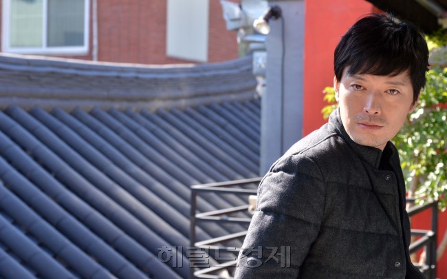 정재영(배우)
영화 ‘박봉곤가출사건’에서 이름도 없는 ‘불량배’로 몇 컷 출연했다. 그 때 잊을 수 없는 기억으로 남았던 선배가 안성기다. 주연이든 조, 단역이든, 막내 스탭이든 일일이 이름을 불러줘가며 차별없이 응대했고 스스럼없이 말을 섞었다. 16년 후 정재영(42)은 배우 초년병 시절 처음 만났던 그 때의 안성기와 얼추 비슷한 나이가 됐고 한국영화계에서 액션과 코미디, 휴먼드라마, 스릴러 등 장르를 불문하고 작품을 맡길 수 있는 손꼽히는 주연배우가 됐다.
정재영 인터뷰.
이상섭 기자. babtong@heraldcorp.com 2012.11.02
정재영 인터뷰.<br />이상섭 기자. babtong@heraldcorp.com 2012.11.02