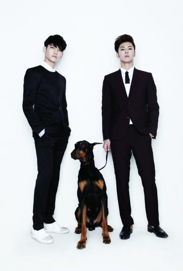 동방신기(가수/남자그룹)
동방신기는 최근 ‘캐치 미’로 활발하게 활동하며 글로벌 한류스타다운 면모를 과시하고 있다. 이들은 신곡 발표 후 음악프로그램은 물론 예능, 라디오, 언론 등 다양한 매체들을 출연하며 1년 8개월 동안 자신들이 준비한 음악 이야기를 팬들에게 전했다.