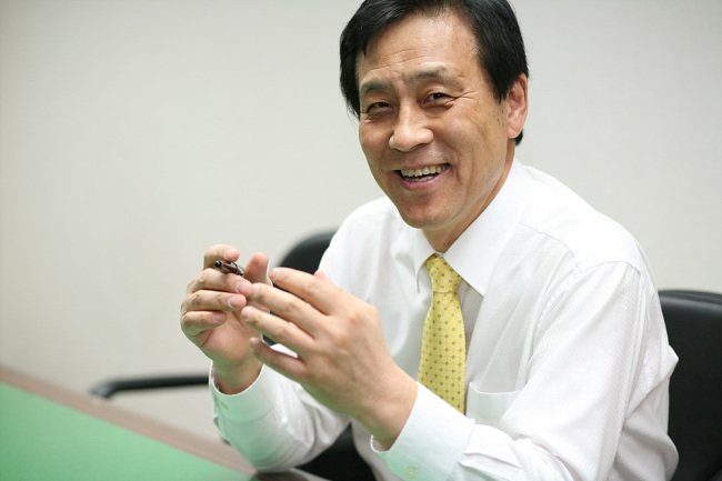 김정태(금융인/하나금융 회장)
김정태 하나금융지주 회장의 불황 타개를 위해 ‘역발상’ 해법을 제시했다. 불황의 여파로 금융권 전체가 허리띠를 졸라매는 형국이지만 김 회장은 “필요한 곳은 과감히 지출하라”고 직원들에게 강조했다. 또 어려운 상황이지만 ‘건강과 행복’을 최우선 순위에 놓았다.