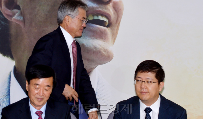 문재인 민주통합당 대선후보가 12일 오전 서울 영등포 당사에서  중앙선대위 전체회의를 주재하며 김재중 전대통령 삼남 김홍걸(오른쪽)씨의 입당을 환영하고 있다. 박현구 기자phko@heraldcorp.com
문재인 민주통합당 대선후보가 12일 오전 서울 영등포 당사에서  중앙선대위 전체회의를 주재하며 김재중 전대통령 삼남 김홍걸(오른쪽)씨의 입당을 환영하고 있다. 박현구 기자phko@heraldcorp.com
문재인 민주통합당 대선후보가 12일 오전 서울 영등포 당사에서  중앙선대위 전체회의를 주재하며 김재중 전대통령 삼남 김홍걸(오른쪽)씨의 입당을 환영하고 있다. 박현구 기자phko@heraldcorp.com
문재인 민주통합당 대선후보는 12일 오전 중앙선대위 전체회의를 주재하면서 “음식을 많이 담으려면 그릇을 비워야 한다”면서 통큰 협상을 주문했다. 문 후보는 이 자리에서 민주당에 입당한 고 김대중 전 대통령 3남 홍걸(오른쪽) 씨를 환영했고, 홍걸 씨는 “한반도의 평화ㆍ민주주의를 막는 세력에 맞서 싸우겠다”고 화답했다.  박현구 기자/phko@