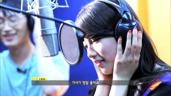 수지(배수지/가수/미쓰에이)
‘국민 첫사랑’ 수지가 최근 대학가요제 진행자로 활약하며 뛰어난 진행솜씨로 MC 합격점을 받은데 이어 내레이션에도 도전장을 냈다. 스타일채널 온스타일의 ‘스타일로그 : 위클리(STYLE LOG : Weekly)-탐나는 라이프’ 코너의 내레이션 작업에 참여한 것.