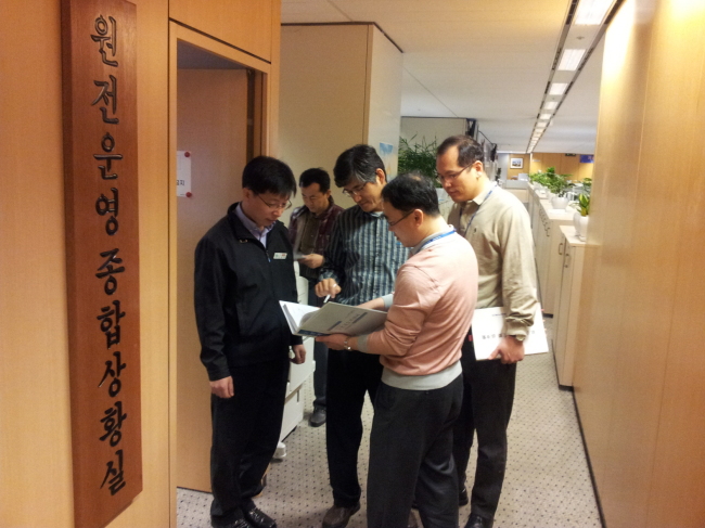 12일 오전 한국수력원자력 직원들이 ‘원전운영종합상황실’에서 발전 방향 등을 논의하고 있다. 한수원의 24시간 비상근무체제는 경영진이 참여한 긴급 비상대책회의에서 결정됐다.  ［사진제공=한국수력원자력］