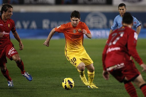 리오넬 메시(Lionel Messi/축구선수/FC바르셀로나)
FC Barcelona's Lionel Messi from Argentina drives the ball next to RCD Mallorca's Joaqun Navarro Ximo, right, and Toms Pina, left, during a Spanish La Liga soccer match in Mallorca, Spain, Sunday, Nov. 11, 2012. (AP)