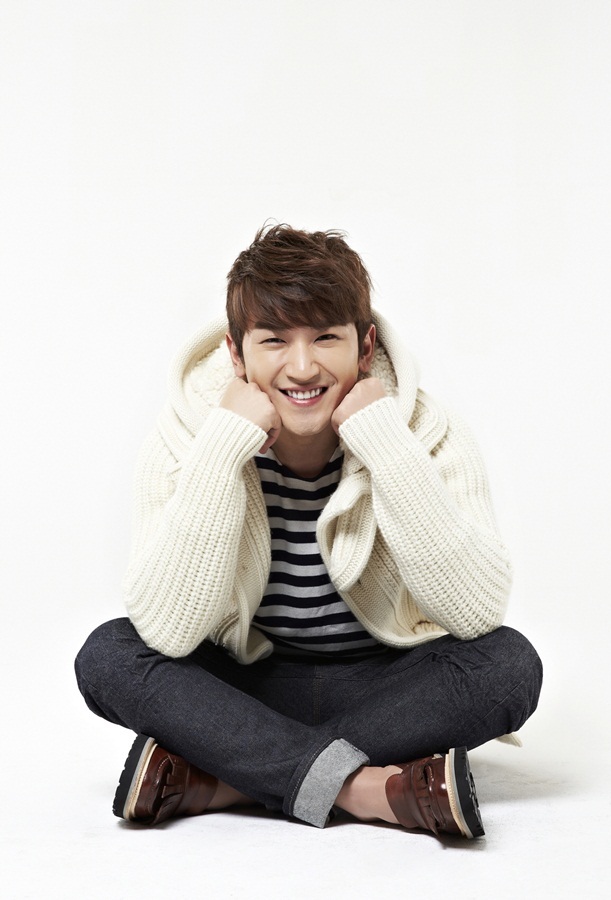 이민우(가수/신화)
남성그룹 신화 이민우가 멤버 신혜성-김동완 소속사인 라이브웍스 컴퍼니와 매니지먼트 관련 업무대행 독점 계약을 맺는다.
지난 2009년 설립 후 신화의 멤버 신혜성과 김동완 등을 주축으로 꾸준히 성장해 온 라이브웍스 컴퍼니는 이번에 이민우와 독점 에이전트 계약을 체결했다.