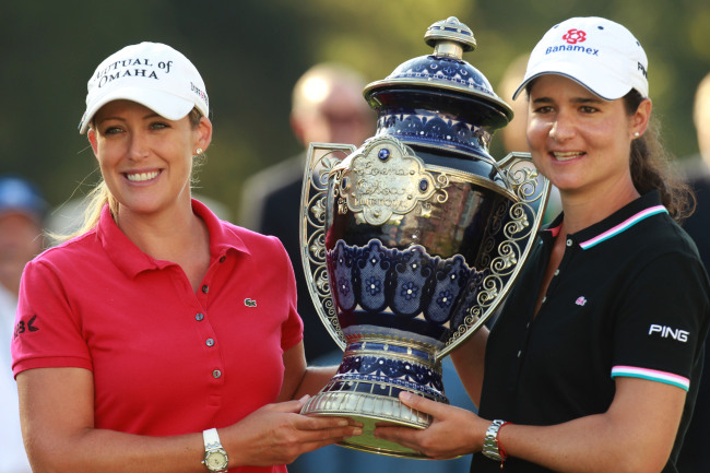 크리스티 커(좌/Cristie Kerr/골프선수),로레나 오초아(Lorena Ochoa/전골프선수)
Cristie Kerr (left) and Lorena Ochoa pose with the winner’s trophy on Sunday.   AP-Yonhap News