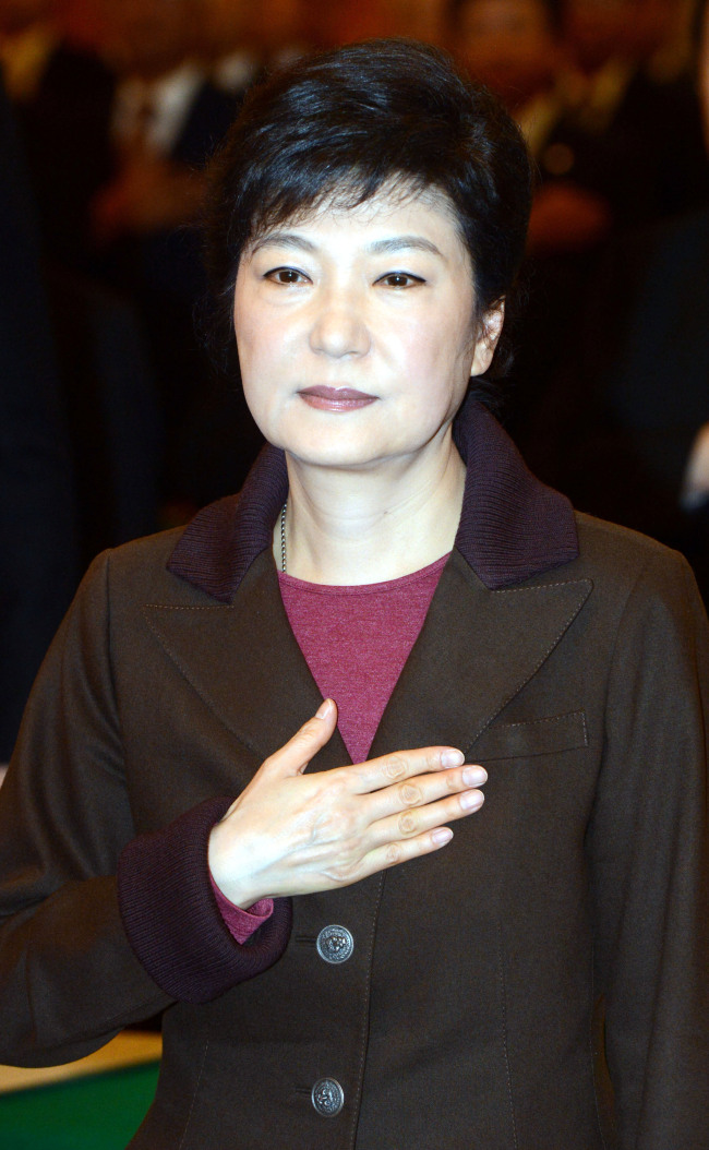 새누리당 박근혜 대선후보가 12일 오전 서울가든호텔 무궁화홀에서 열린 ‘동북아 정세와 안보 리더십 제3차 동북아 안보 심포지엄’에 참석해 국민의례를 하고 있다./국회사진기자단 2012.11.12
새누리당 박근혜 대선후보가 12일 오전 서울가든호텔 무궁화홀에서 열린 ‘동북아 정세와 안보 리더십 제3차 동북아 안보 심포지엄’에 참석해 국민의례를 하고 있다./국회사진기자단 2012.11.12
다시 출발선에 선 박근혜