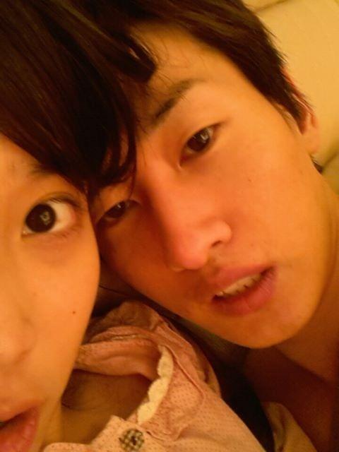 아이유(이지은/가수),은혁(이혁재/가수/슈퍼주니어)
소속가수 아이유의 사생활 사진 스캔들이 불거진 로엔 엔터테인먼트가 하락세를 보이고 있다.
12일 코스닥시장에서 로엔은 오전 9시9분 현재 전 거래일보다 2.82% 내린 1만3800원에 거래됐다. 같은 시각 아이유와 스캔들에 휘말린 슈퍼주니어 은혁의 소속사인 SM은 0.15% 오른 6만4800원에 거래되고 있다.
