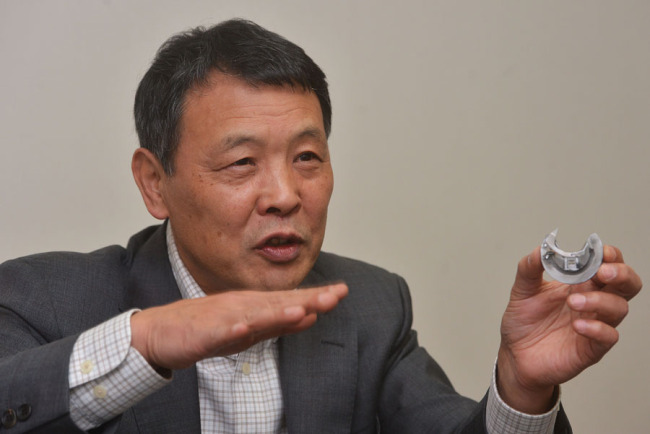 이면희(기업인/신진스틸 신사업개발본부장)
온라인 경매 사이트로 유명한 옥션의 공동 창립자가 혁신적인 재봉틀 부품을 개발했다며 돌아왔다. 옥션이 글로벌 기업 e베이(e-bay)에 팔린 지 10여년 만이다. 이면희 신진스틸 신사업개발본부장이 그 주인공.