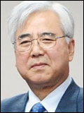 문용린(교수/서울시교육감후보)
서울시교육감 재선거 보수 단일화 후보로 추대된 문용린(65ㆍ사진) 서울대 명예교수가 “중학교 1학년 학교 시험을 없애고 다양한 체험학습을 통한 학생들의 적성 교육을 실시하겠다”고 밝혔다.