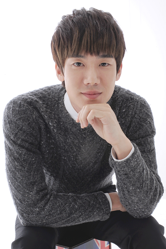 유연석(안연석/배우)
2003년 영화 ‘올드보이’에서 유지태 아역으로 강렬한 인상을 남긴 그는 올해 다수의 작품을 통해 모습을 드러냈다. 올 상반기 ‘건축학개론’을 통해 일명 ‘강남오빠’로 수지를 유혹하더니 ‘무서운 이야기’에서는 연쇄 살인마로 강렬한 인상을 남겼다. 또 최근 종영한 SBS 드라마 ‘맛있는 인생’에서는 순애보 훈남으로 열연했으며 MBC 일일시트콤 ‘엄마가 뭐길래’에서는 무공해 청년 농부로 웃음을 선사하고 있다.