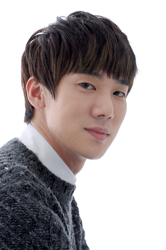 유연석(안연석/배우)
2003년 영화 ‘올드보이’에서 유지태 아역으로 강렬한 인상을 남긴 그는 올해 다수의 작품을 통해 모습을 드러냈다. 올 상반기 ‘건축학개론’을 통해 일명 ‘강남오빠’로 수지를 유혹하더니 ‘무서운 이야기’에서는 연쇄 살인마로 강렬한 인상을 남겼다. 또 최근 종영한 SBS 드라마 ‘맛있는 인생’에서는 순애보 훈남으로 열연했으며 MBC 일일시트콤 ‘엄마가 뭐길래’에서는 무공해 청년 농부로 웃음을 선사하고 있다.