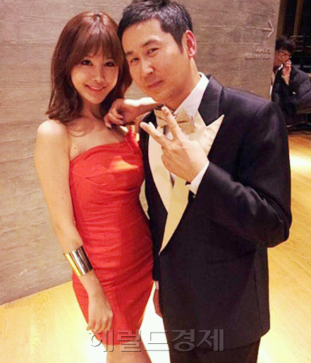 박은지(좌/방송인),신동엽(개그맨/MC)
박은지는 볼륨 몸매를 과시시며 붉은색 튜브탑 미니드레스를 입고 신동엽의 어깨에 손을 올리고 있다. 두 사람은 몸이 밀착돼 아찔한 상황을 연출, 섹시한 분위기를 자아낸다. 이 가운데 박은지를 배려하는 신동엽의 오른손이 일명 ‘매너손’으로 눈길을 끈다.