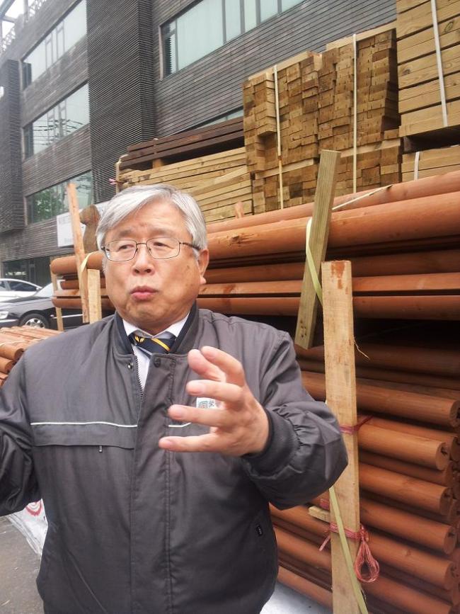 이경호(기업인/영림목재대표)
"북유럽은 물론 독일 미국 캐나다 일본 등 선진국들은 하나같이 임업강국입니다. 목재산업이 크게 발달해 목자재를 실생활에 폭넓게 활용하고 있죠.”
이경호(62) 영림목재 대표(사장)가 ‘나무를 생활 속으로’란 기치를 내걸고 목재제품 용도 확대에 적극 나서고 있다.