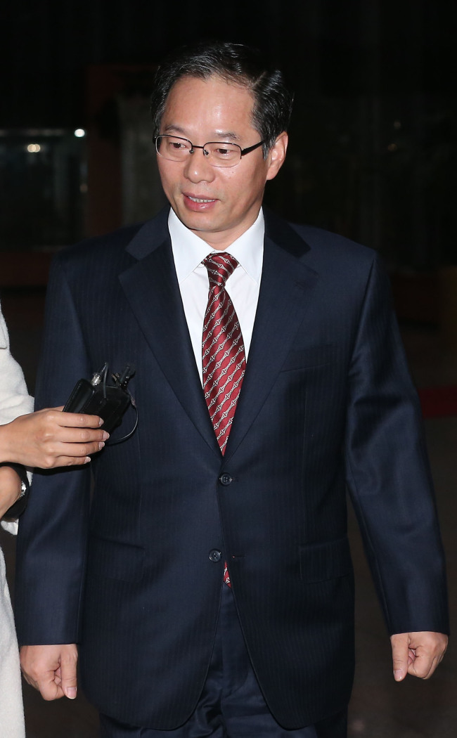 김기용(경찰청장)
<YONHAP PHOTO-0354> 출근하는 김기용 경찰청장 (서울=연합뉴스) 박지호 기자 = 김기용 경찰청장이 12일 오전 서울 서대문구 미근동 경찰청 청사로 출근하고 있다. 김 청장은 유진그룹과 다단계 사기범 조희팔로부터 거액을 수수한 혐의를 받고 있는 현직부장검사에 대해 경찰이 독자적인 수사를 계속하겠다는 방침을 밝혀 검경의 갈증이 증폭될 것으로 보인다. 2012.11.12 jihopark@yna.co.kr/2012-11-12 07:47:09/ <저작권자 ⓒ 1980-2012 ㈜연합뉴스. 무단 전재 재배포 금지.>
Kim Ki-yong.   Yonhap News