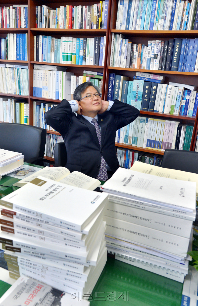 국회 예산정책처장 인터뷰(WHO). 박현구 기자phko@heraldcorp.com 2012.11.02
국회 예산정책처장 인터뷰(WHO). 박현구 기자phko@heraldcorp.com 2012.11.02
국회 예산정책처장 인터뷰(WHO). 박현구 기자phko@heraldcorp.com 2012.11.02