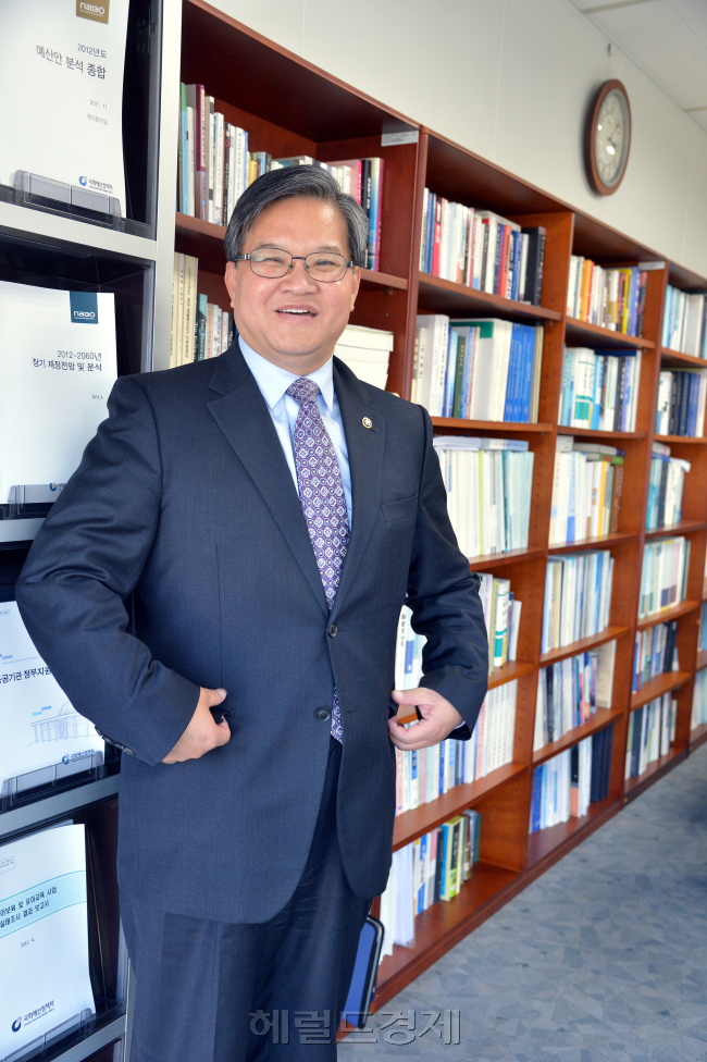국회 예산정책처장 인터뷰(WHO). 박현구 기자phko@heraldcorp.com 2012.11.02
국회 예산정책처장 인터뷰(WHO). 박현구 기자phko@heraldcorp.com 2012.11.02
국회 예산정책처장 인터뷰(WHO). 박현구 기자phko@heraldcorp.com 2012.11.02
