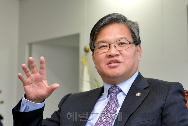 국회 예산정책처장 인터뷰(WHO). 박현구 기자phko@heraldcorp.com 2012.11.02
국회 예산정책처장 인터뷰(WHO). 박현구 기자phko@heraldcorp.com 2012.11.02
국회 예산정책처장 인터뷰(WHO). 박현구 기자phko@heraldcorp.com 2012.11.02