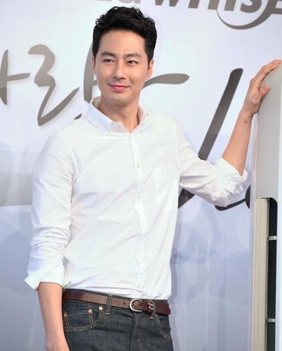 조인성(배우)
‘그 겨울, 바람이 분다’(극본 노희경, 연출 김규태)가 SBS 편성을 확정지었다.
11월 12일 제작사 관계자에 따르면 ‘그 겨울, 바람이 분다’는 오는 2013년 2월 SBS 수목드라마로 안방극장을 찾는다.