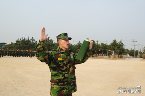 현빈(김태평/배우)
다음달 제대를 앞둔 현빈(본명 김태평)과 해병대에서 군생활을 함께 한 맞선임 구본석씨가 현빈의 군생활을 공개했다.
‘공부의 신’으로 잘 알려진 구본석씨는 지난 8일 공신닷컴과의 인터넷 방송 인터뷰에 출연했다. 해병대 1135기인 구씨는 1137기인 현빈의 맞선임. 즉 군생활을 함께 해온 바로 윗 기수의 고참이다.