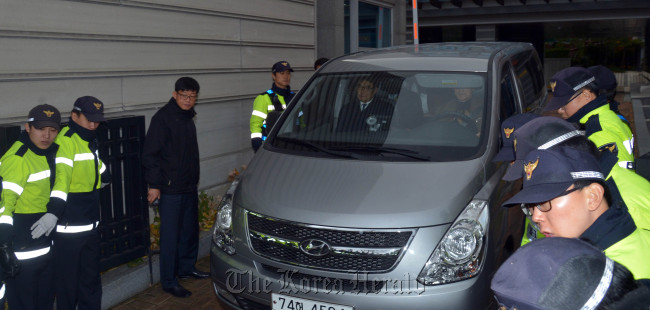 A car carrying investigators from the independent counsel team probing President Lee Myung-bak’s retirement residence scandal comes out of a training facility of the Financial Supervisory Service near Cheong Wa Dae on Monday.   Kim Myung-sub/The Korea Herald